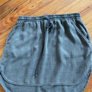 Cute little gray Cloth & Stone skirt.